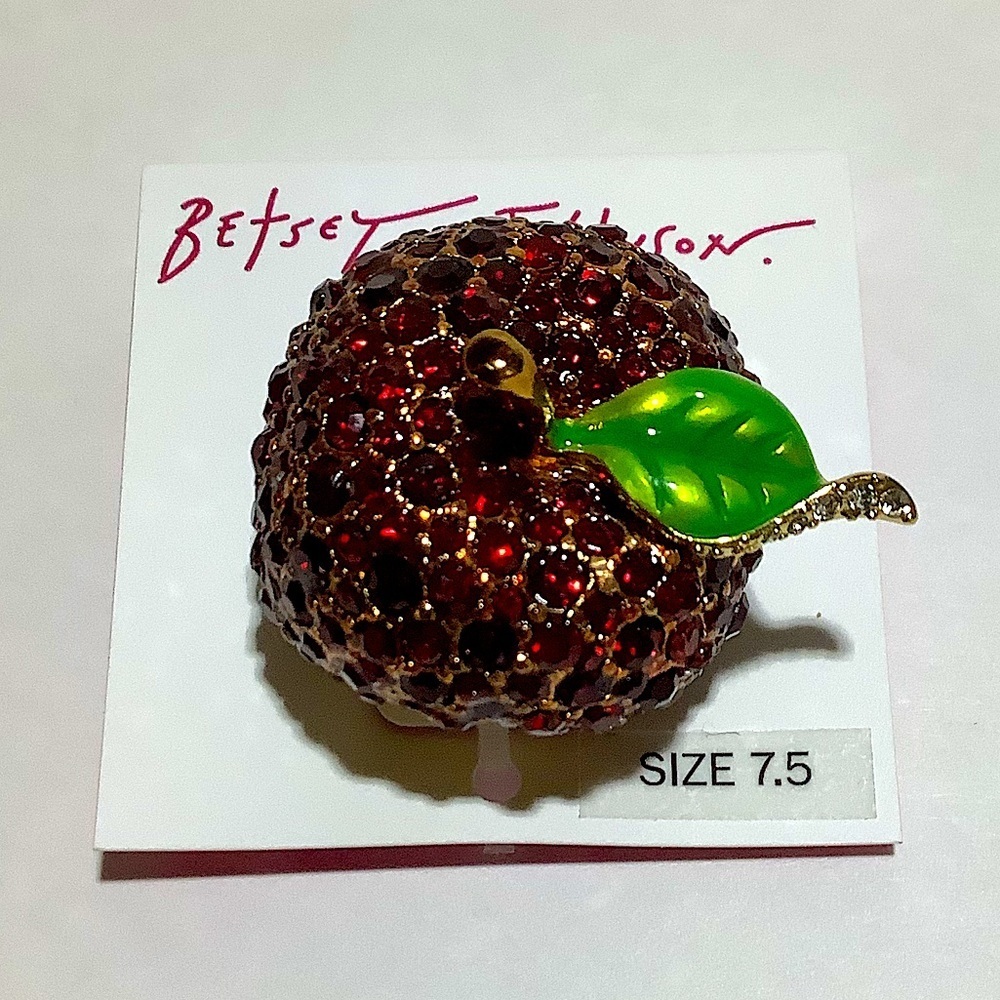 Betsey Johnson Crystal Apple Cocktail Statement Ring 7.5 New - Picture 2 of 5